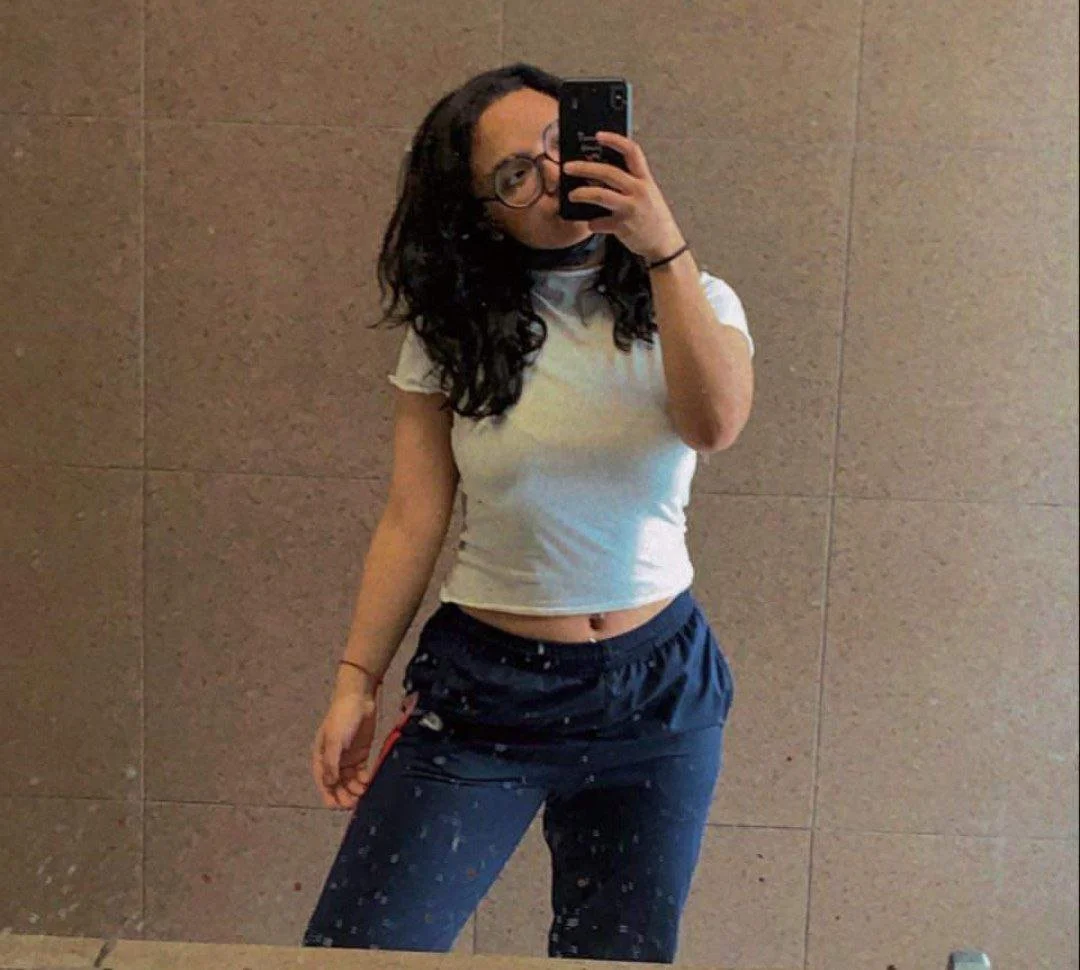 Trolita Argentina universitaria culona con ricas tetas grabandose coño peludita image 3
