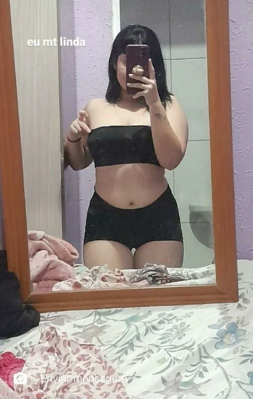 Gordinha safada vazou socando o dedo na buceta e mandando pro ficante! main image