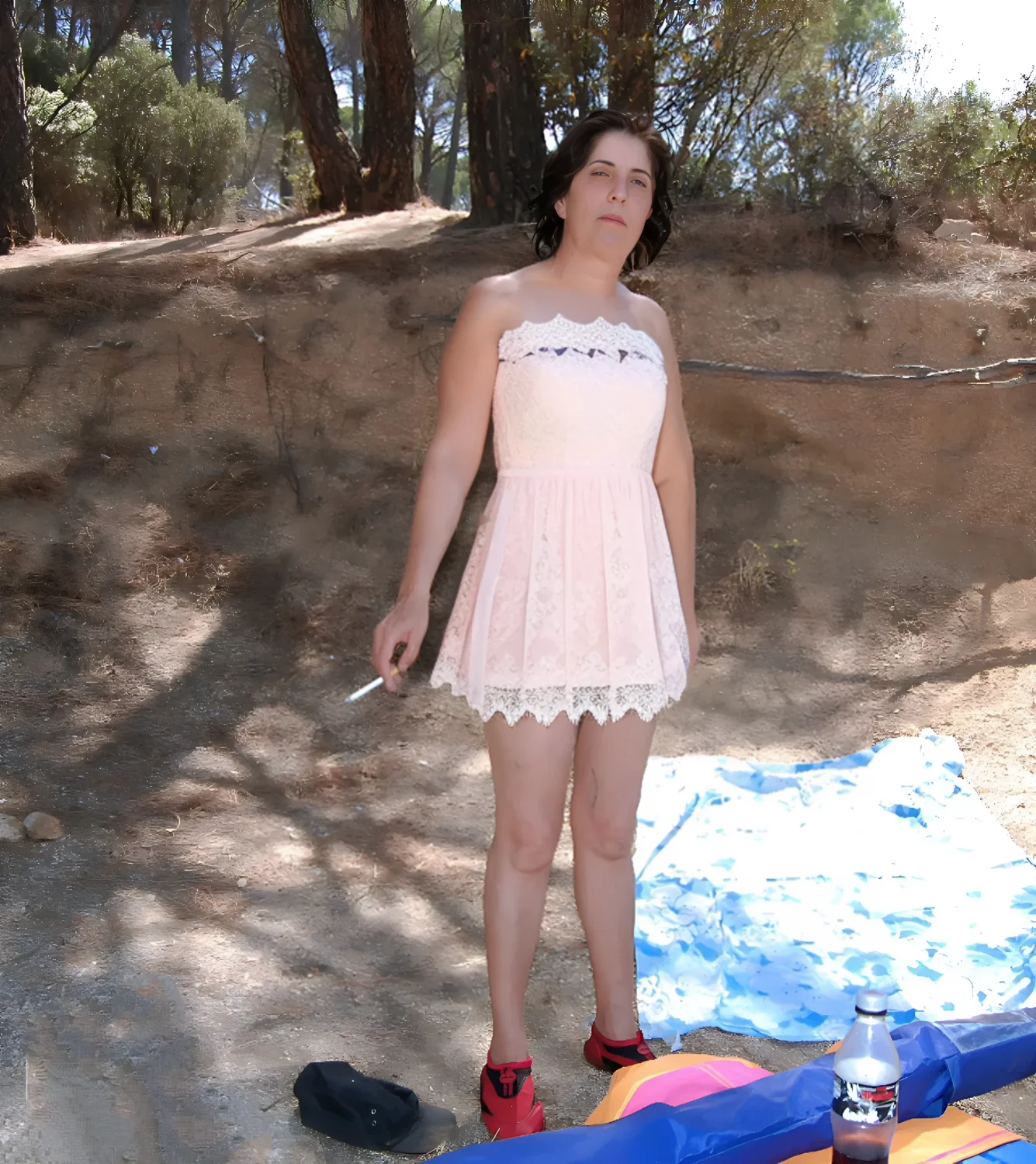 Chica nudista con el coño bien caliente en un pantano. image 12
