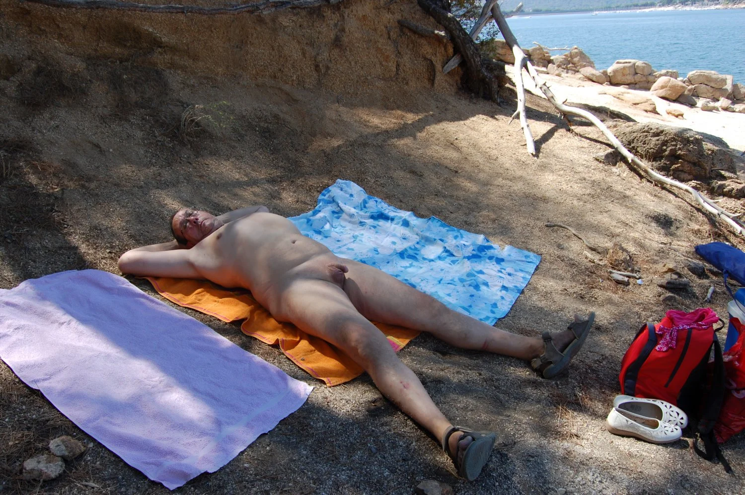 Chica nudista con el coño bien caliente en un pantano. image 4