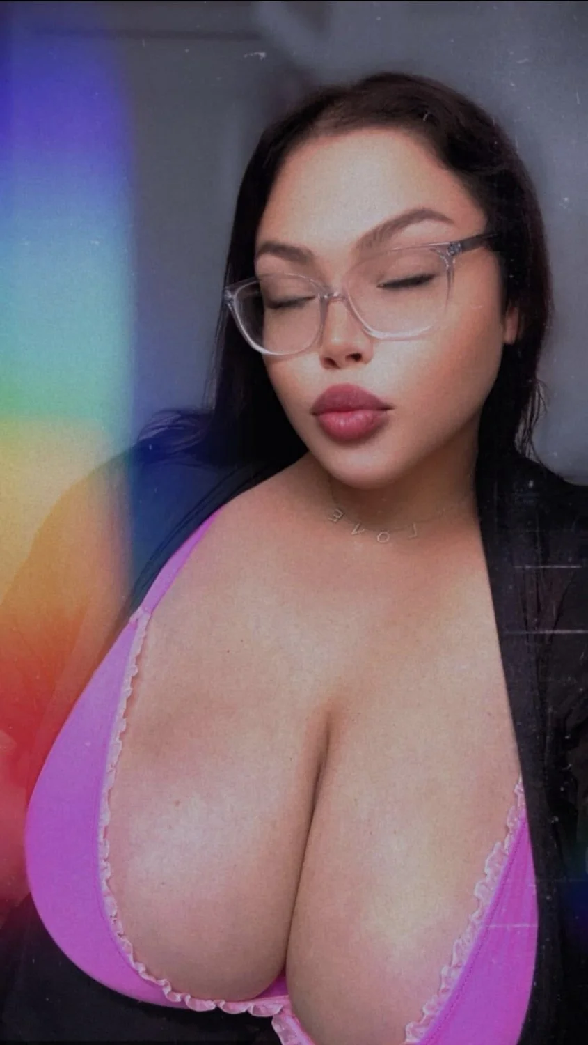 Anyone got the XXX of this pretty hot chick Cassandra 🥵 image 4