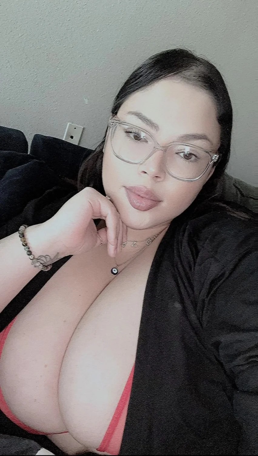 Anyone got the XXX of this pretty hot chick Cassandra 🥵 image 6