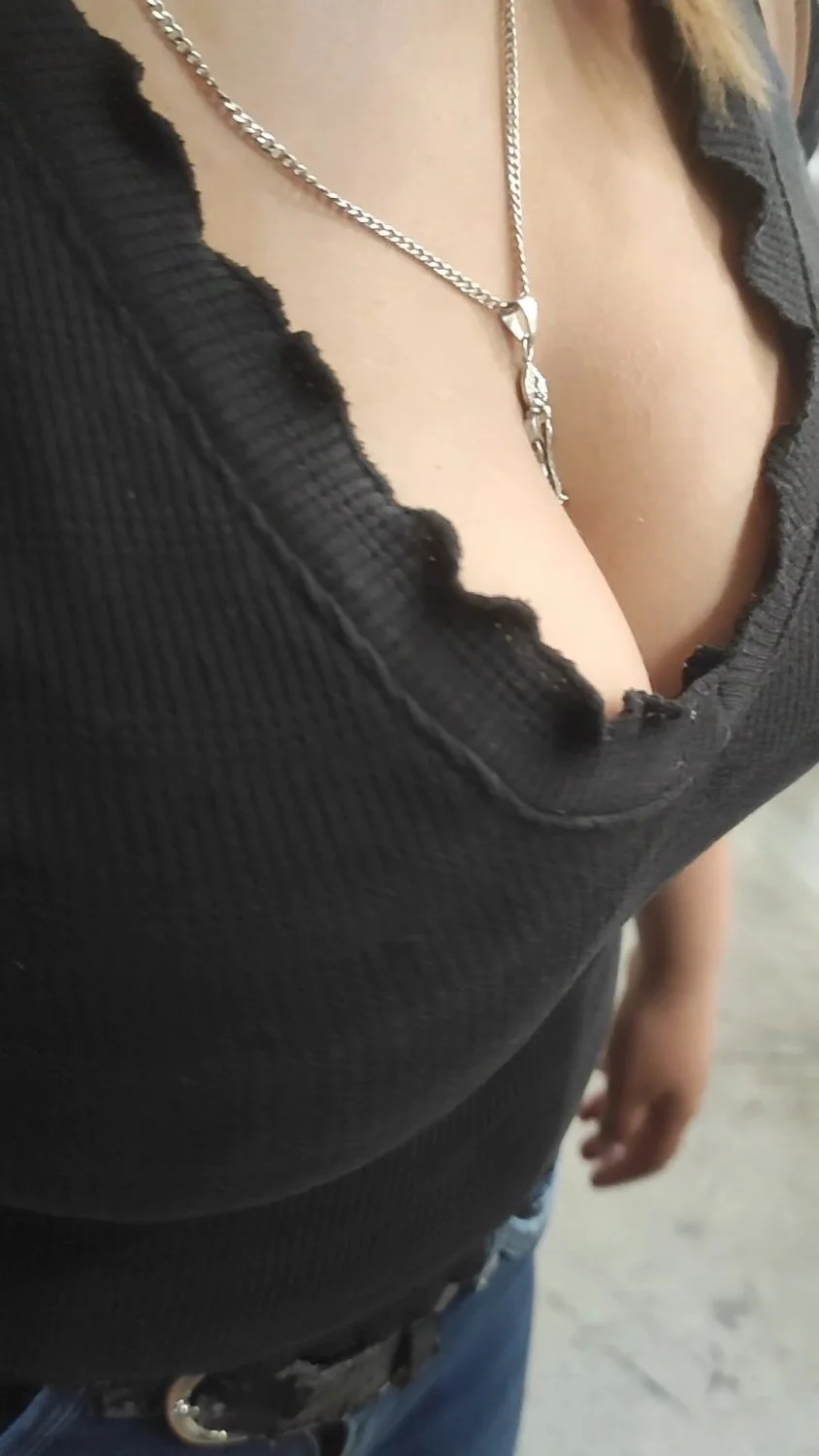 Escote apretado. Tight bosom image 6