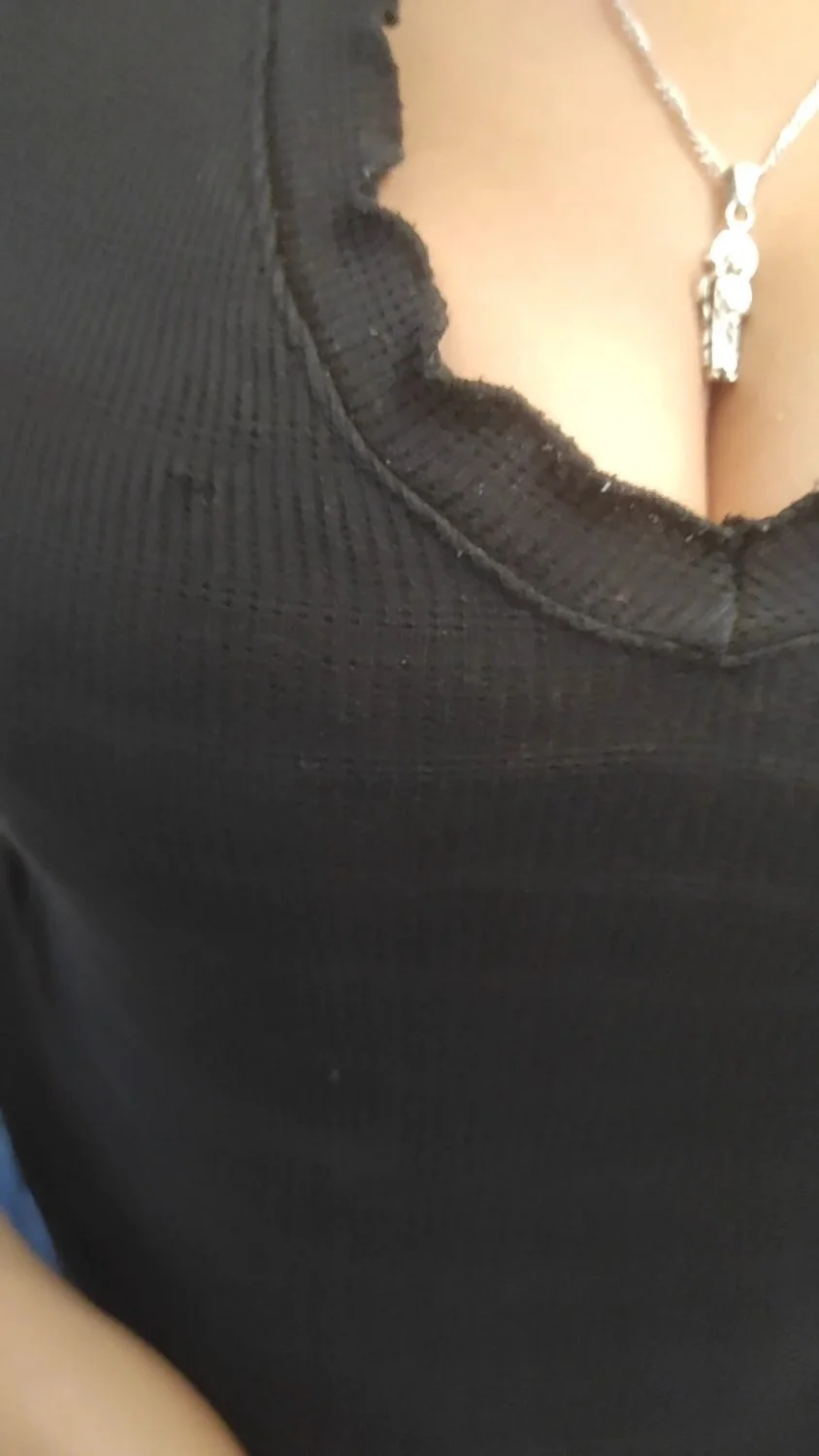 Escote apretado. Tight bosom image 8