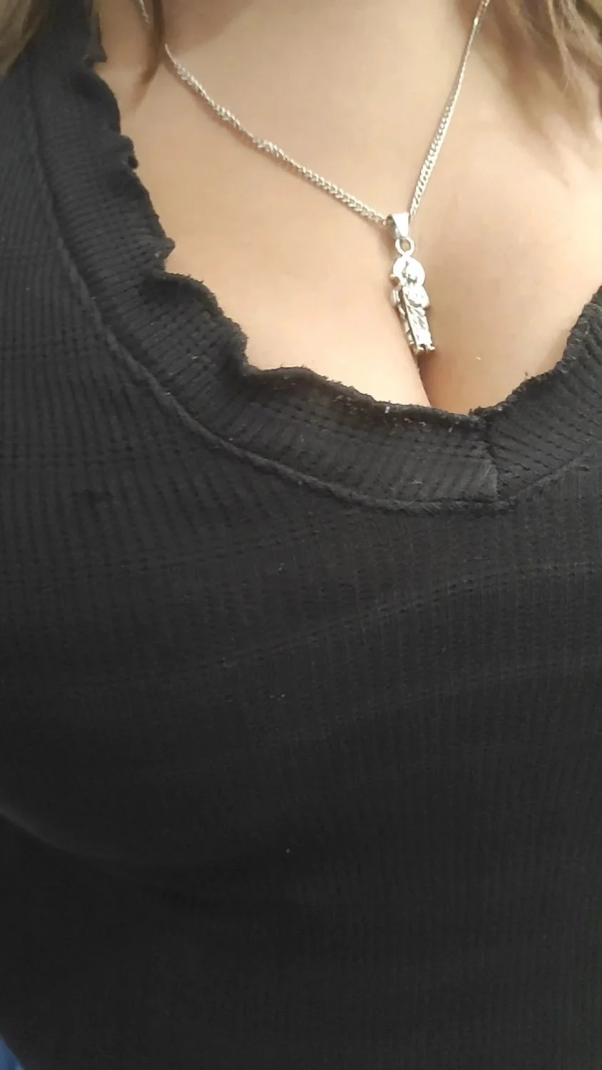 Escote apretado. Tight bosom image 9
