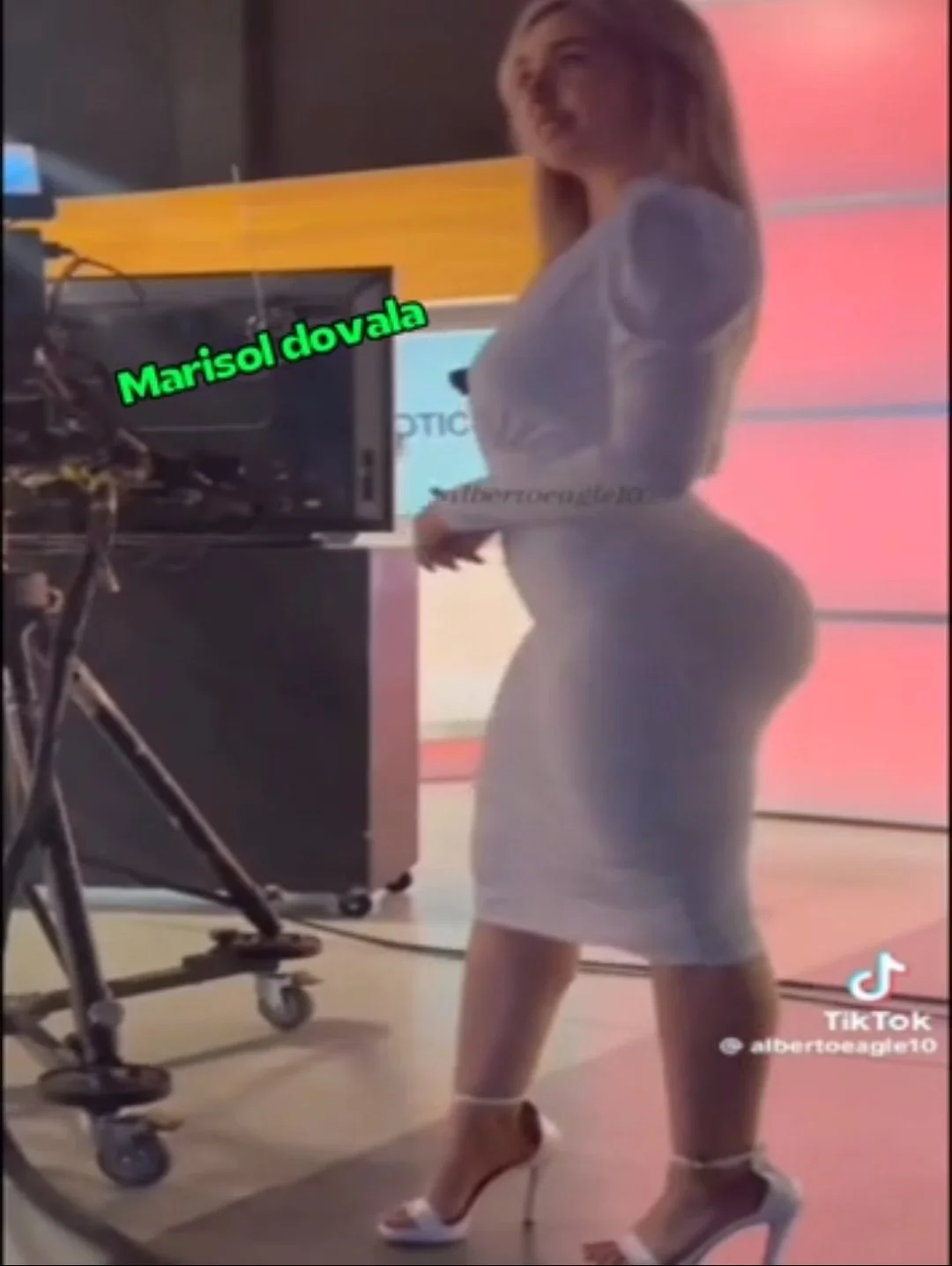 Alguien que le haga tributo esta nalgona main image