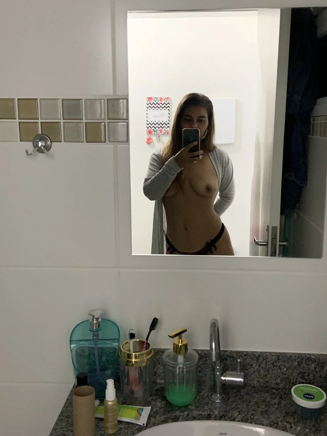 Coroa gostosa empresaria mostrando o rabo gostoso na vitrine image 4