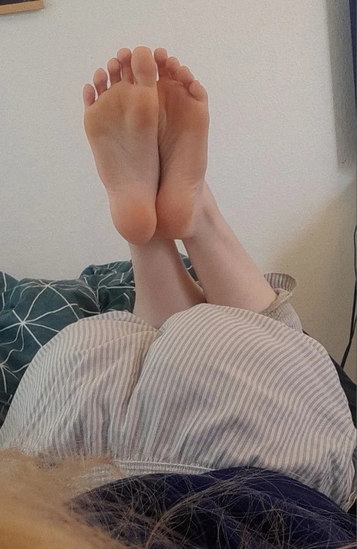 Friends gf pretty feet main image