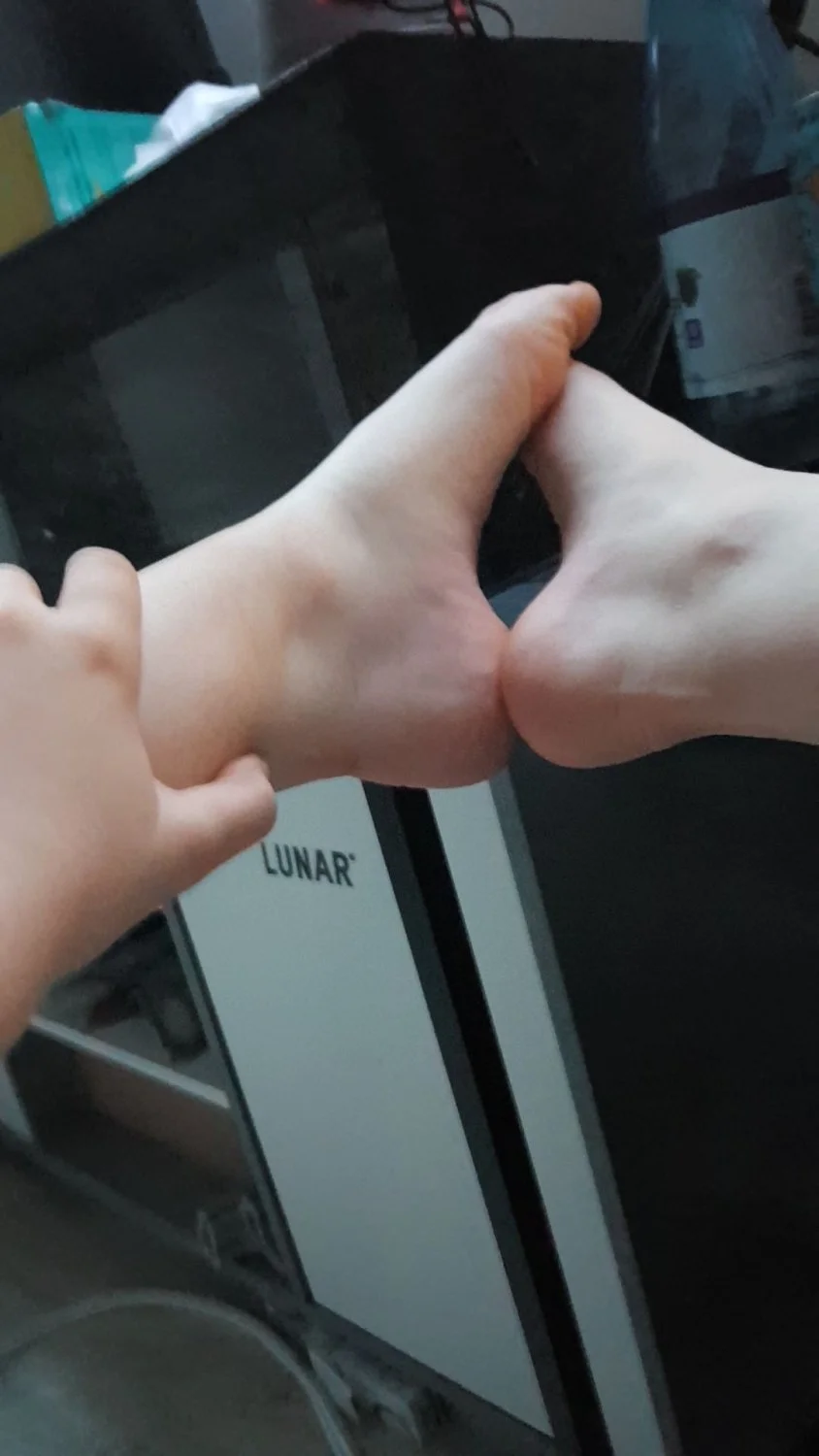 Friends gf pretty feet image 3