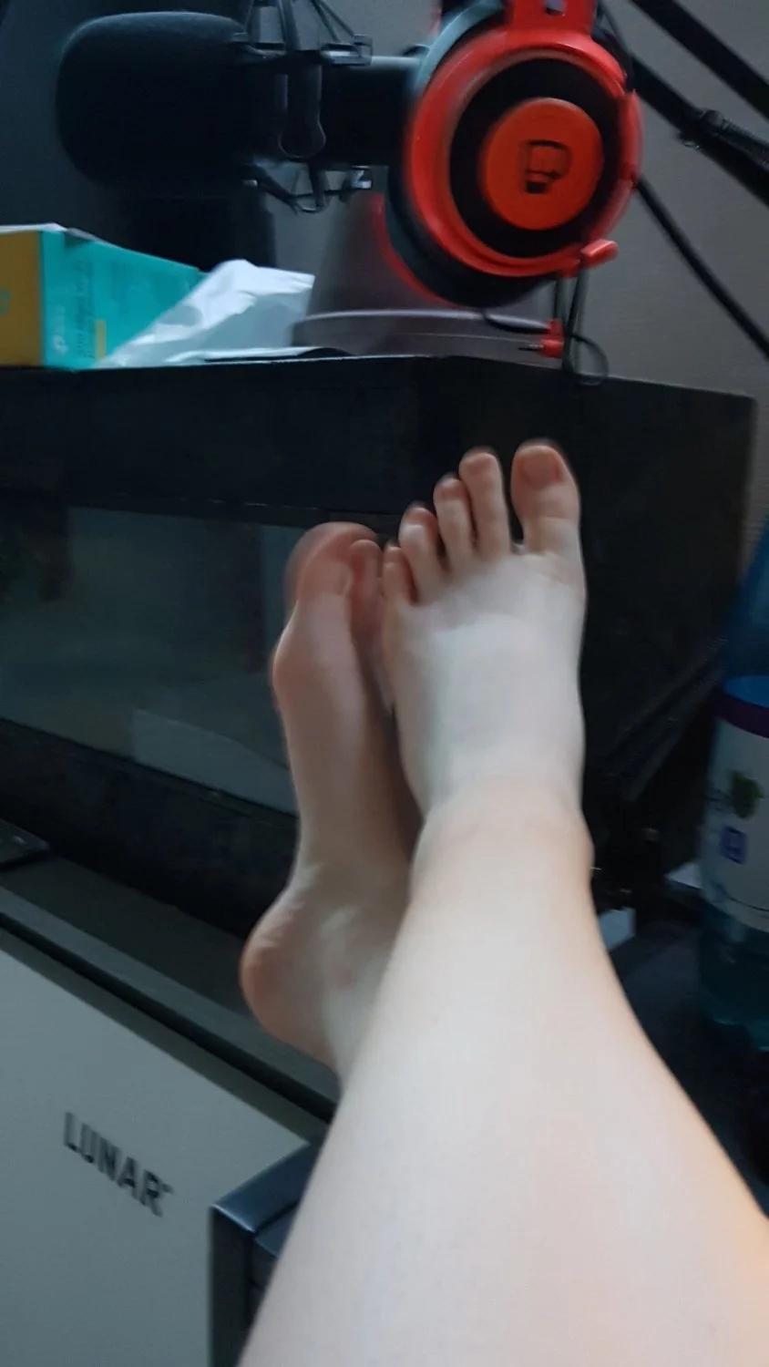 Friends gf pretty feet image 4