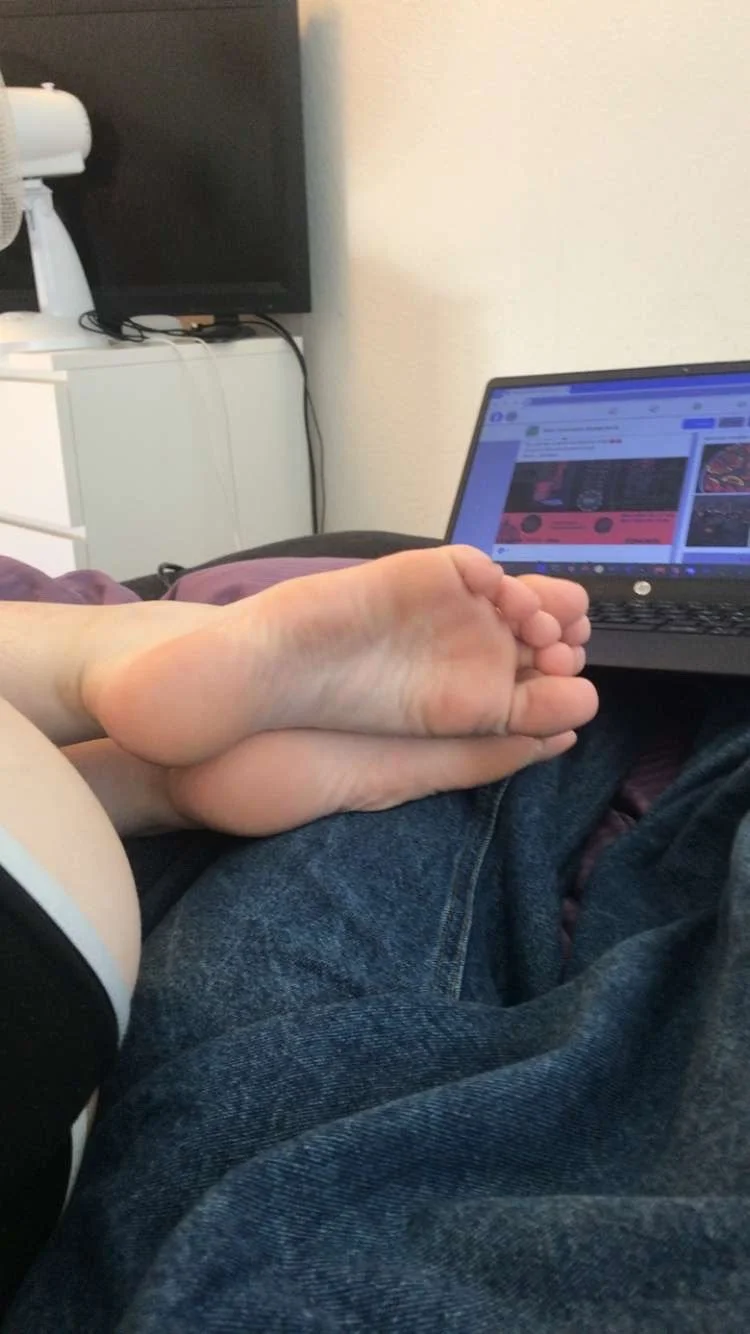 Friends gf pretty feet image 9