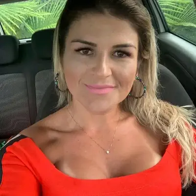 Coroa safada adora mostrar a buceta e o cuzinho guloso cover image