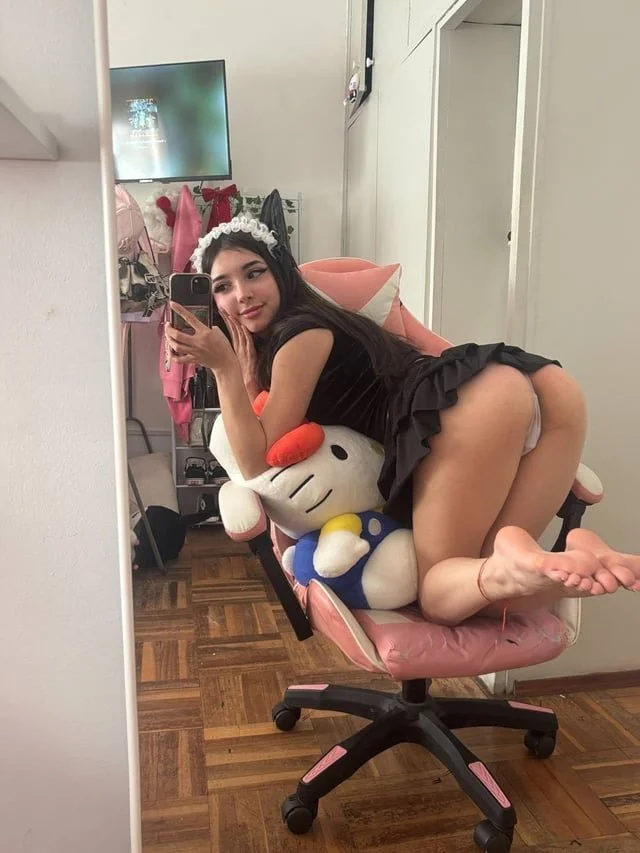 Buenísima putita petite image 3