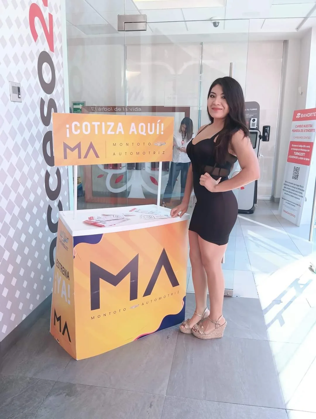Edecán madura mexicana image 15
