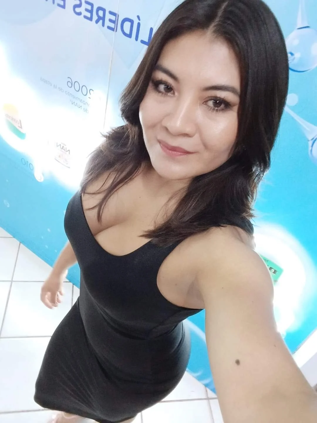 Edecán madura mexicana image 7