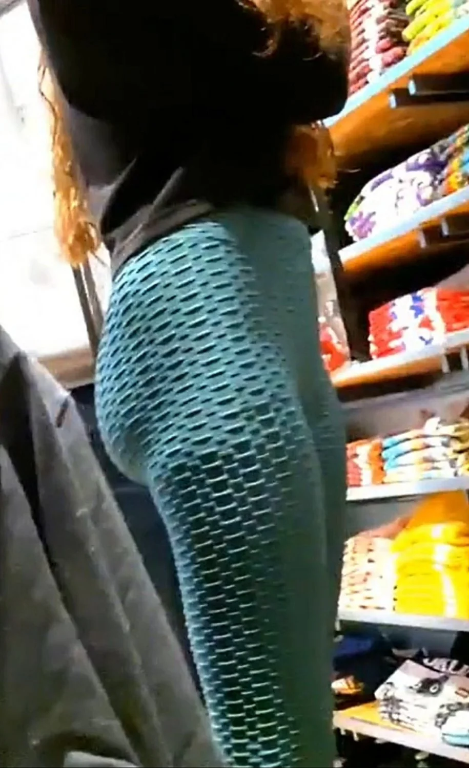 Flagra de rabuda de legging fazendo compras image 3