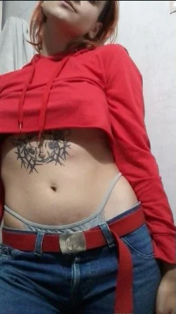 Uruguaya peluda masturbándose image 2