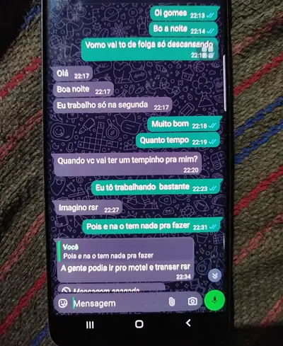 Pedi pra ela mandar mensagens pra um ex dela bombado e mandar uma foto pra ele. cover image