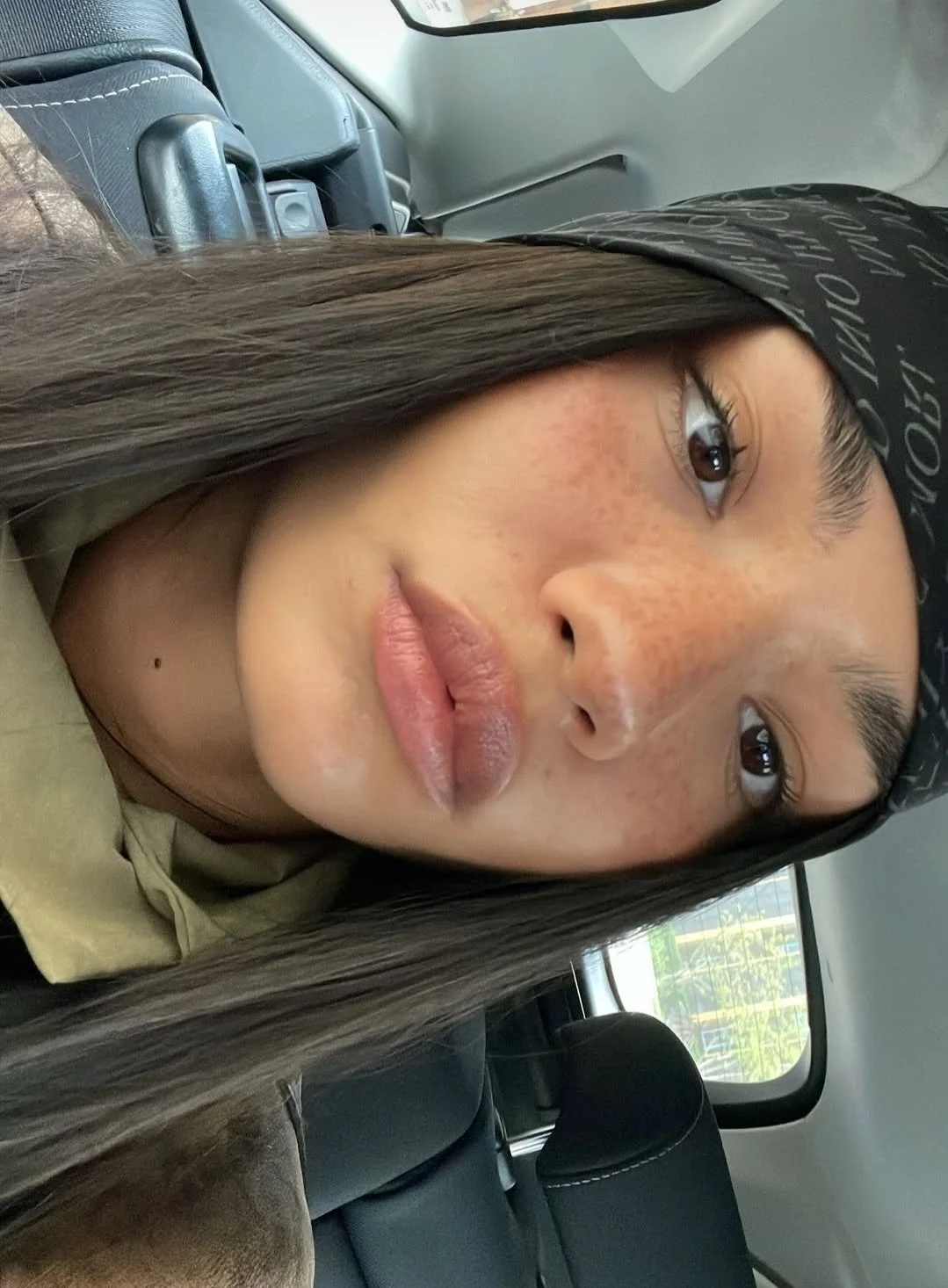 Sexy hot bitch main image