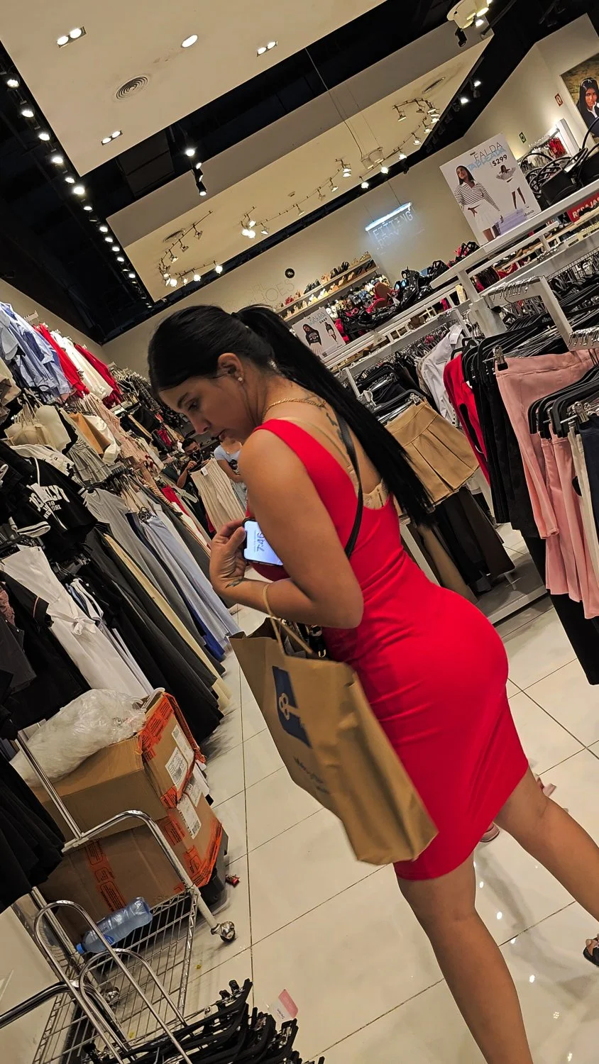 Latina creepshot image 4