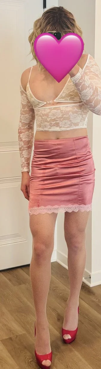 Sissy Rylie showing off her sexy body image 6