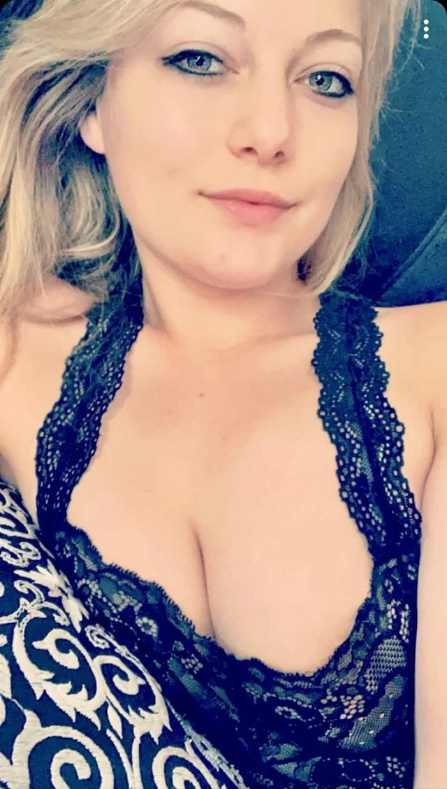 Curvy PAWG MILF Shows Her Holes image 4