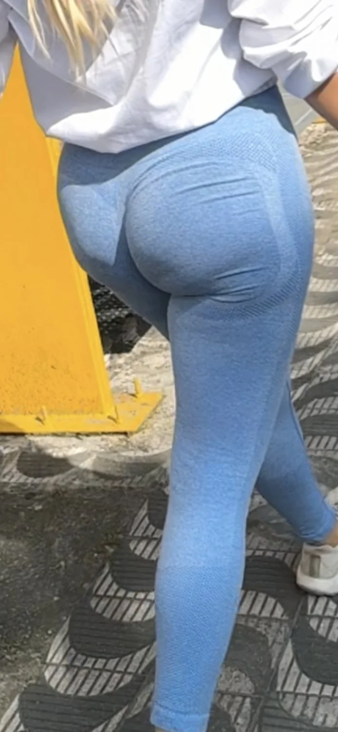 Flagra loirinha saindo da academia image 5