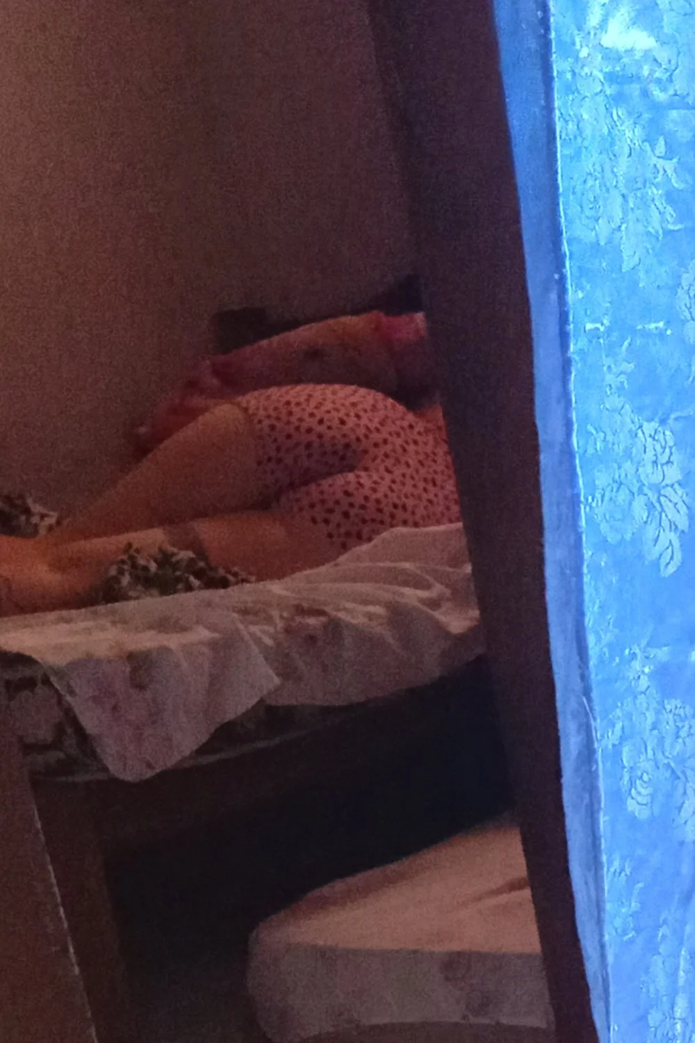 putinha flagrada dormindo, vagabunda doida pra levar rola image 4