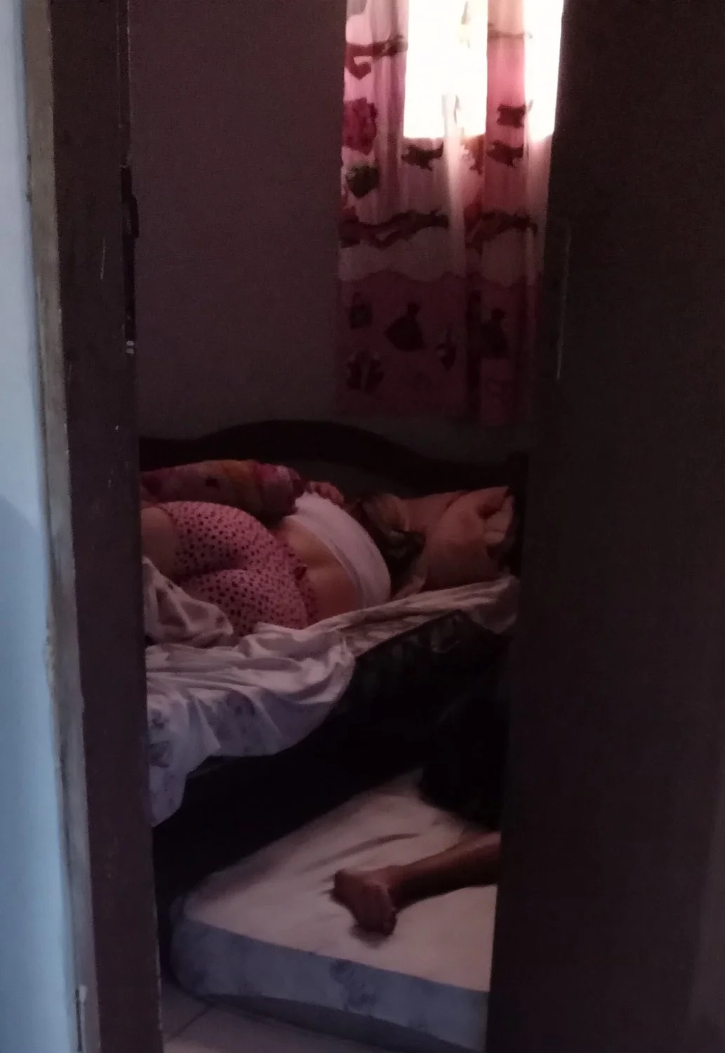 putinha flagrada dormindo, vagabunda doida pra levar rola image 7