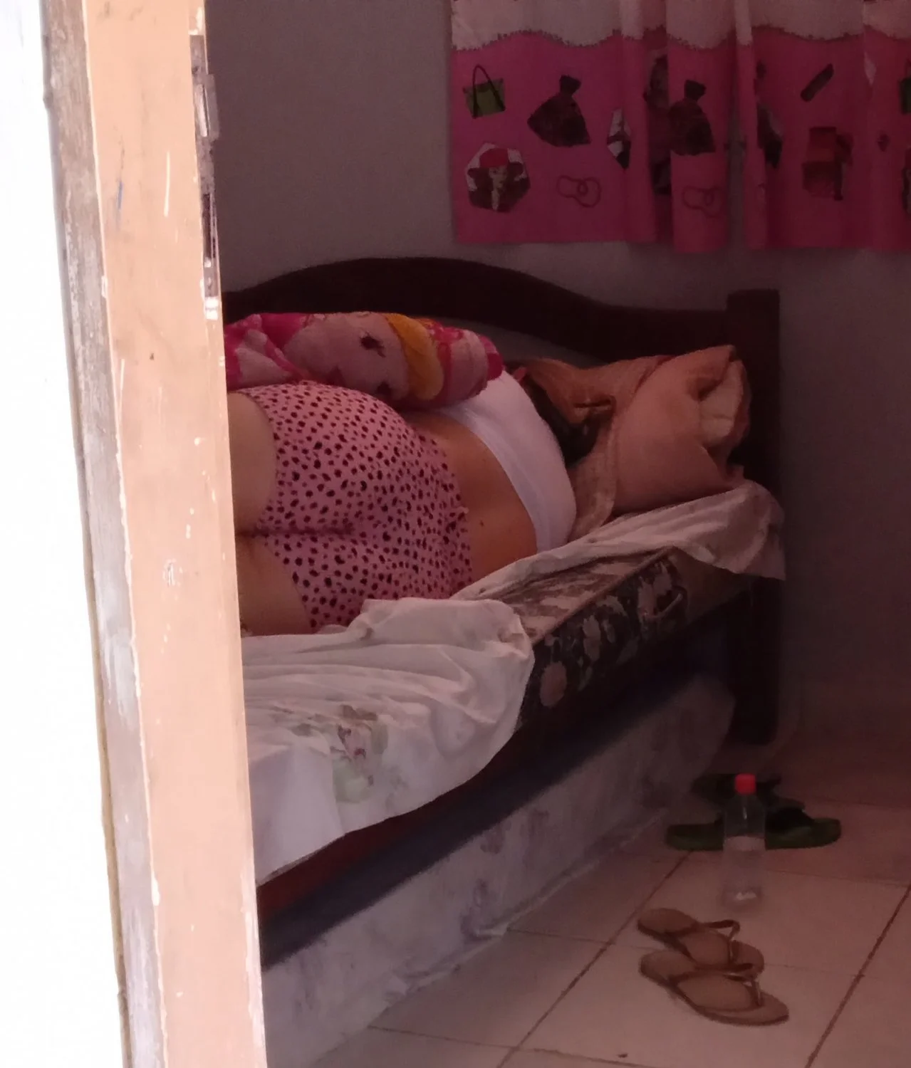 putinha flagrada dormindo, vagabunda doida pra levar rola image 8