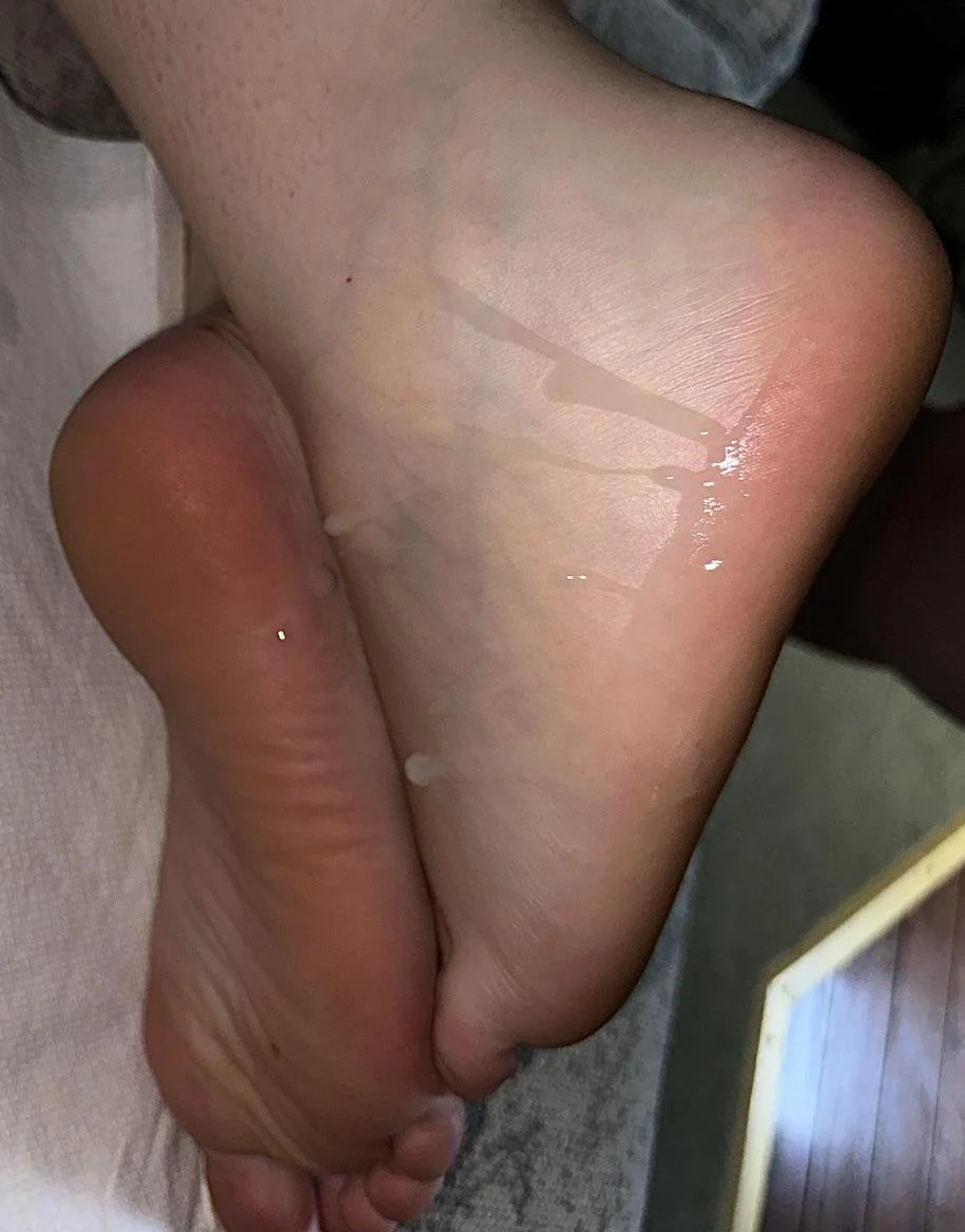 20 gf foot slut exposed image 2