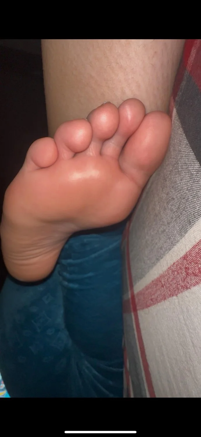 20 gf foot slut exposed image 5