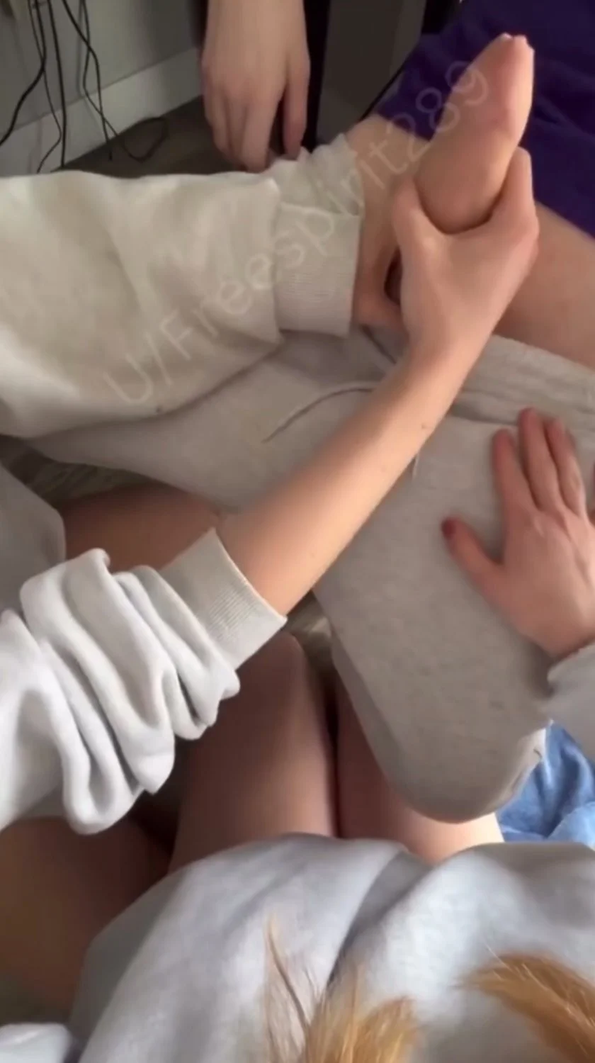 She let her room mate suck her bf's cock image 2
