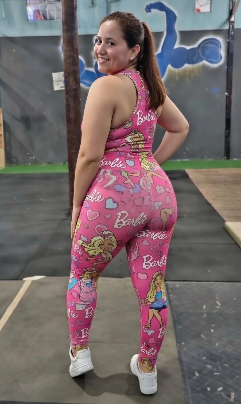 Essa gostosa é fã da Bárbie e ama roupas rosas. Parte 1. IA - AI image 9