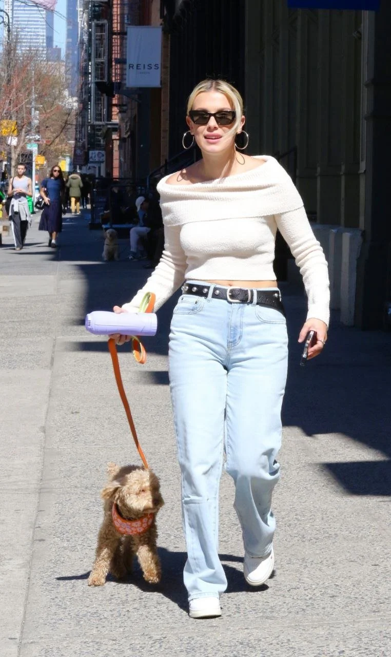 Millie Bobby brown [2025 no bra pics] image 4