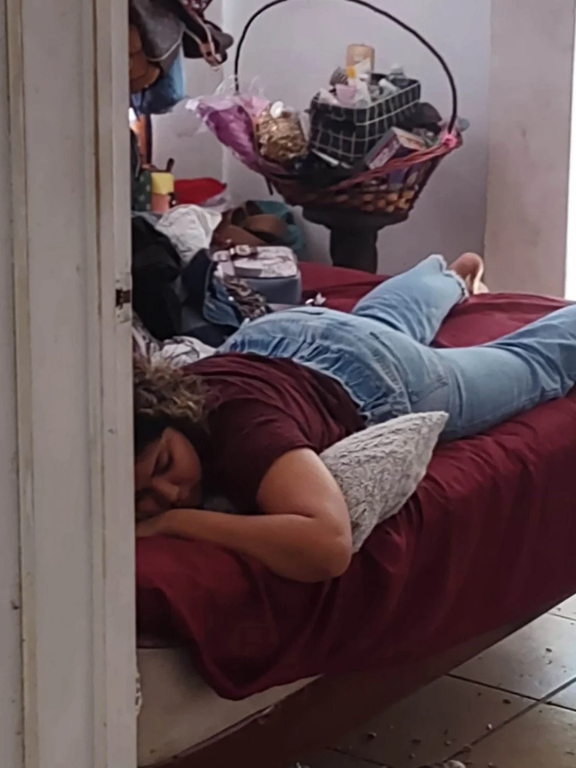 Mis sister descansando image 2