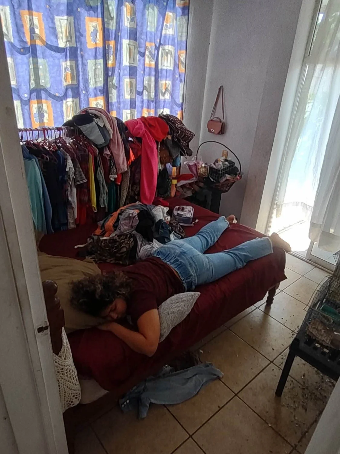 Mis sister descansando image 5