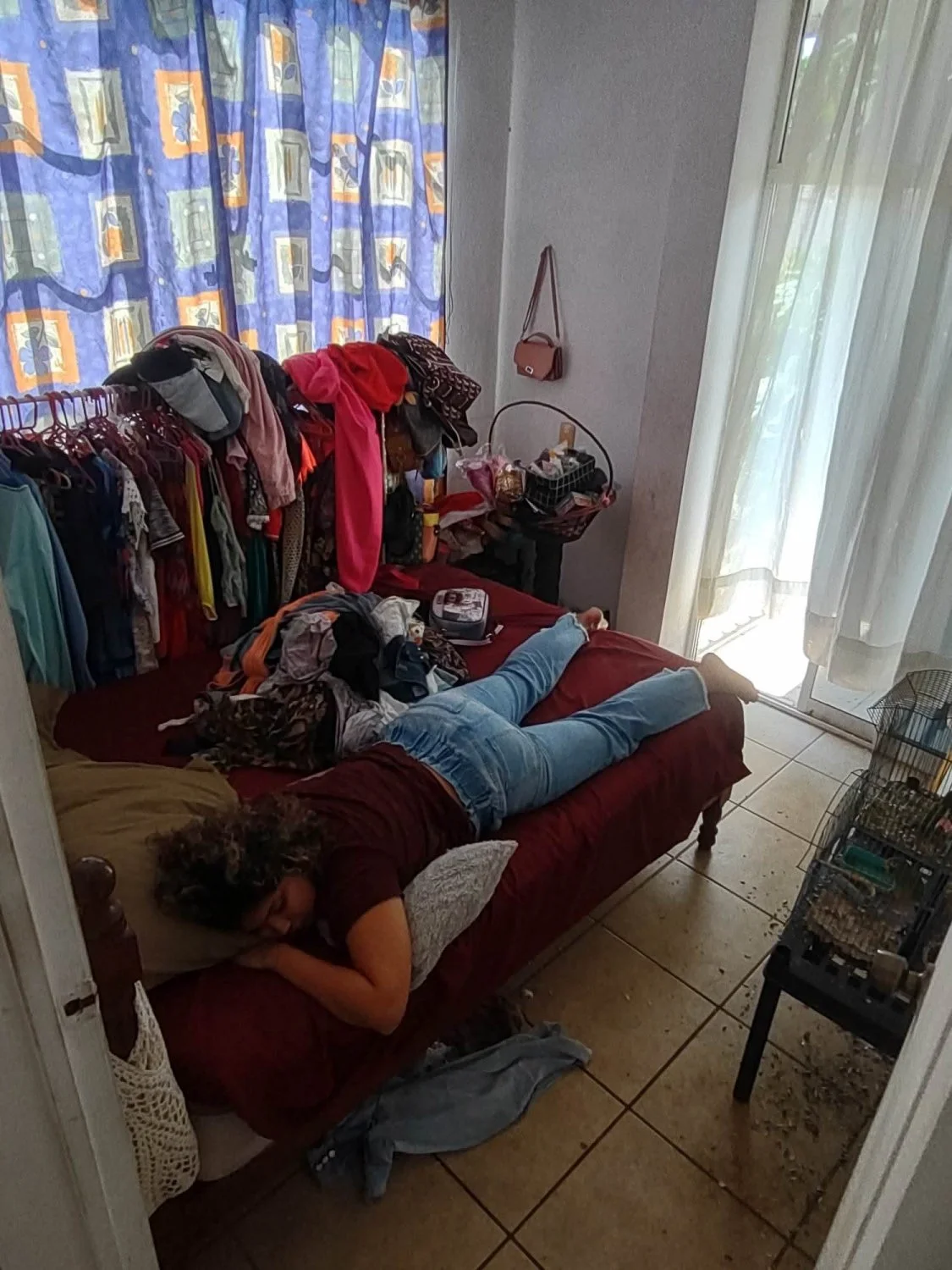 Mis sister descansando image 8