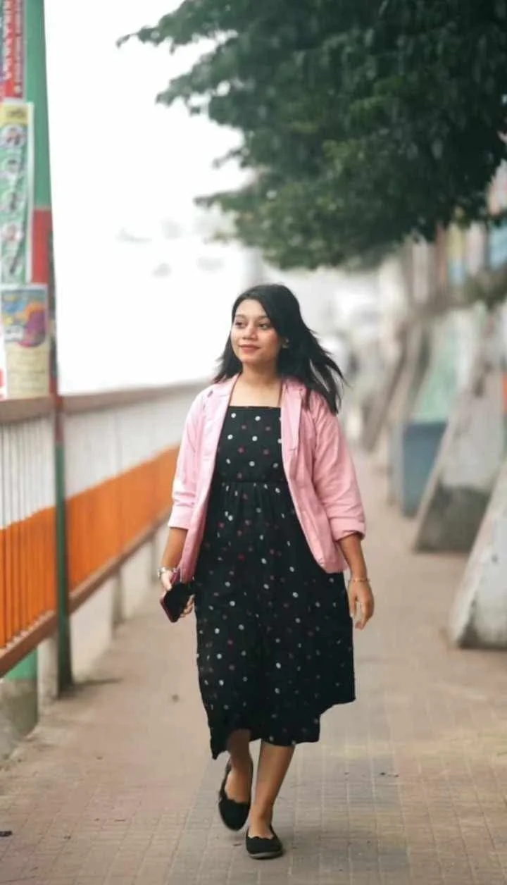Indian teen girl show her ass main image
