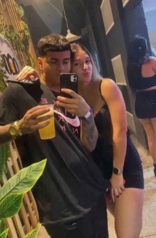 Novinha loira mostrando o cuzinho piscando image 2