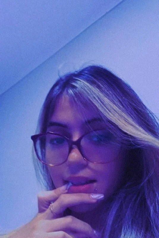 Novinha loira mostrando o cuzinho piscando image 3