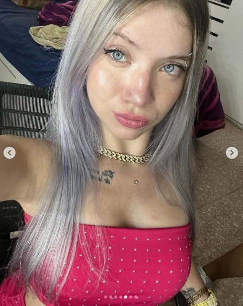 Novinha loirinha delicinha safada com tatuagem de fuzil marmitinha image 15