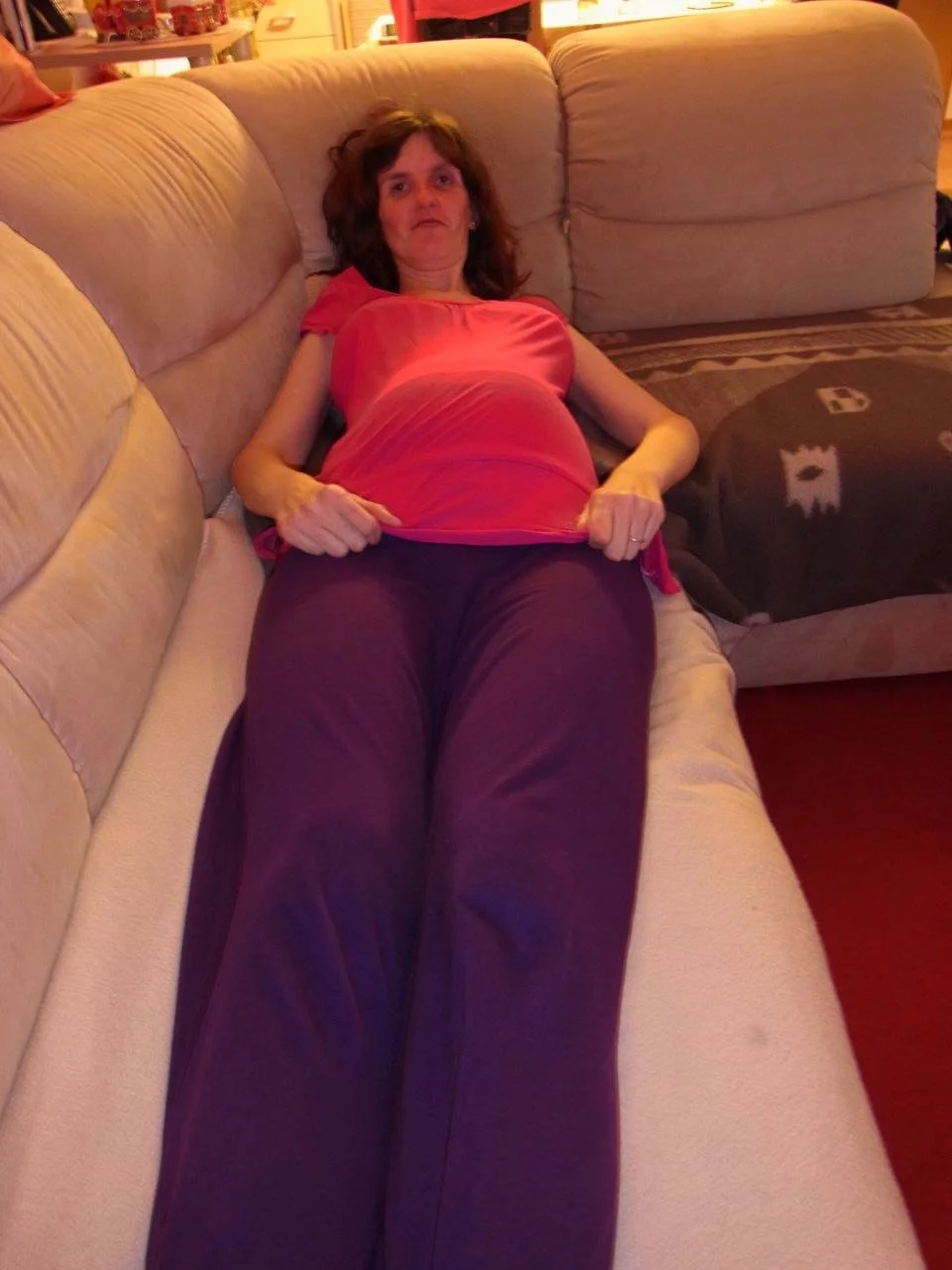 Die schwangere Doreen Scala zieht sich aus und zeigt ihre nasse Möse 🤩 image 4