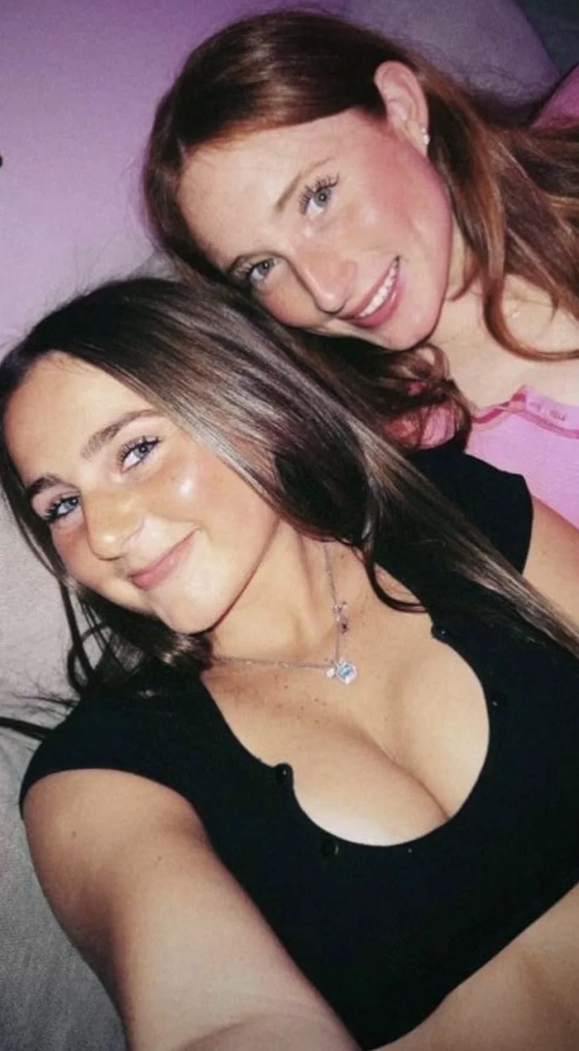Hottest slut friend group, who’s the best ? image 7