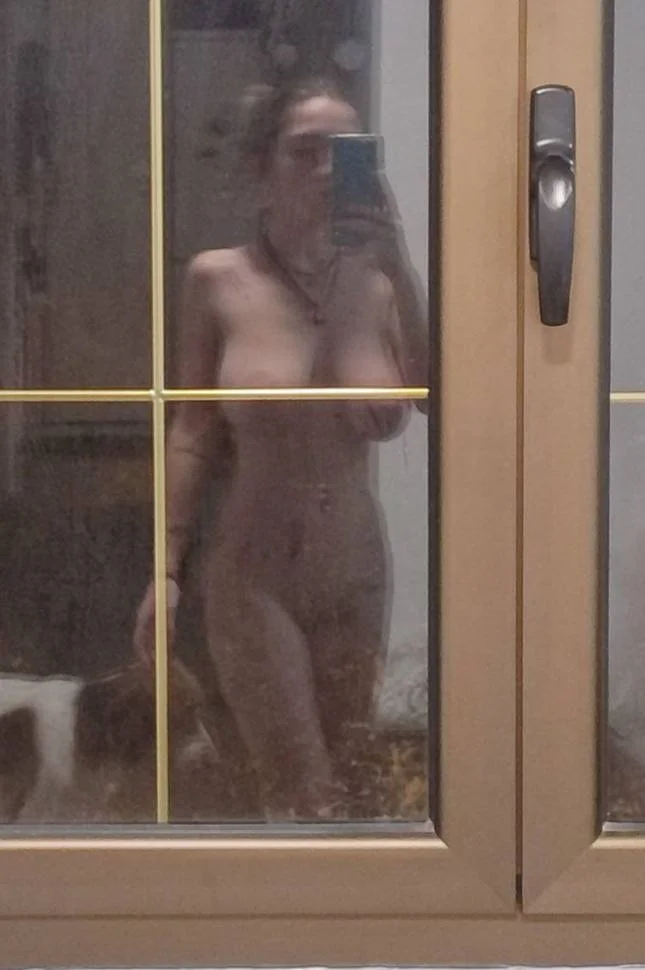 Tremendas tetas que tiene España image 11