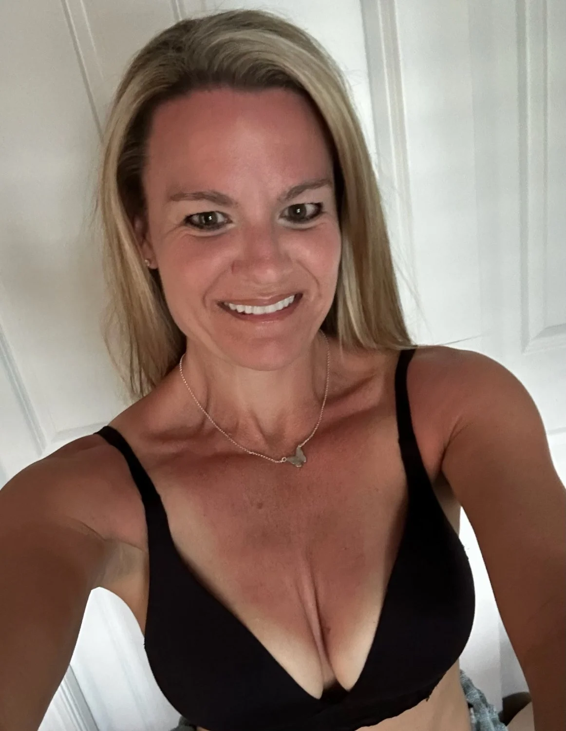 Couple's leaked sex cam, HOT MILF image 5