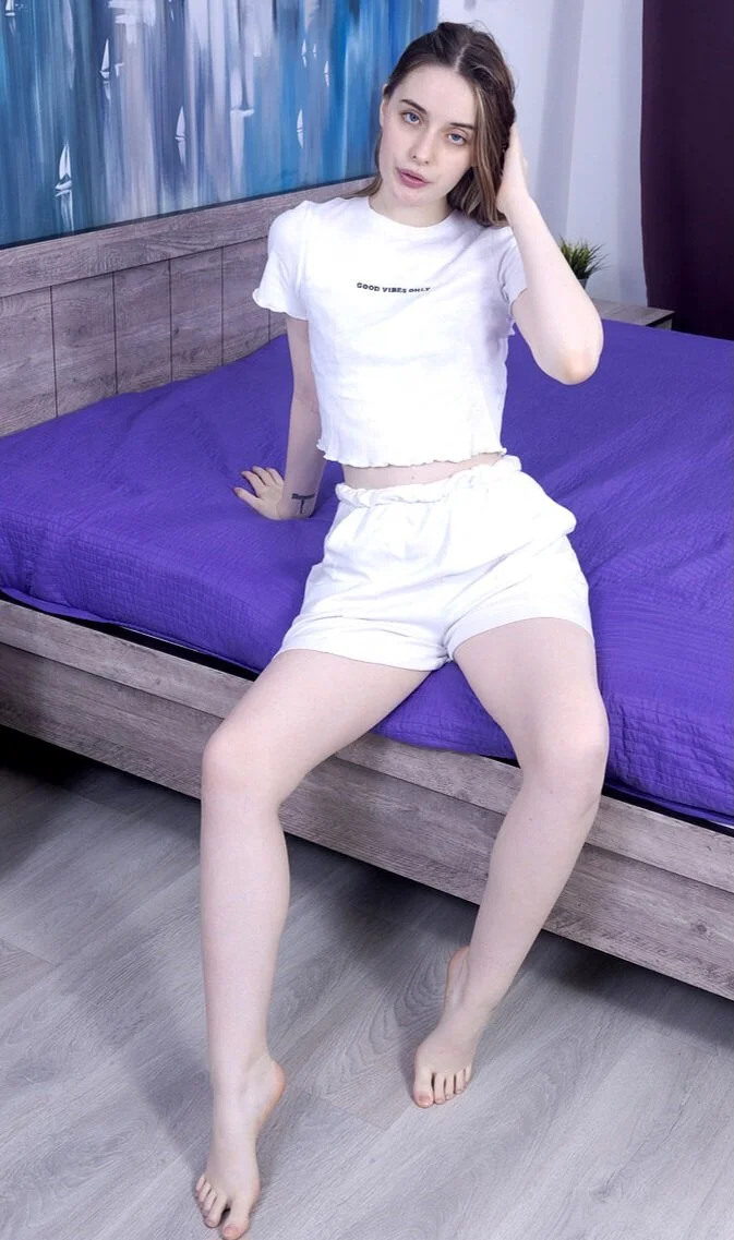 Eshlinn Brook. rusita hermosa con carita de puta te muestra todo image 29