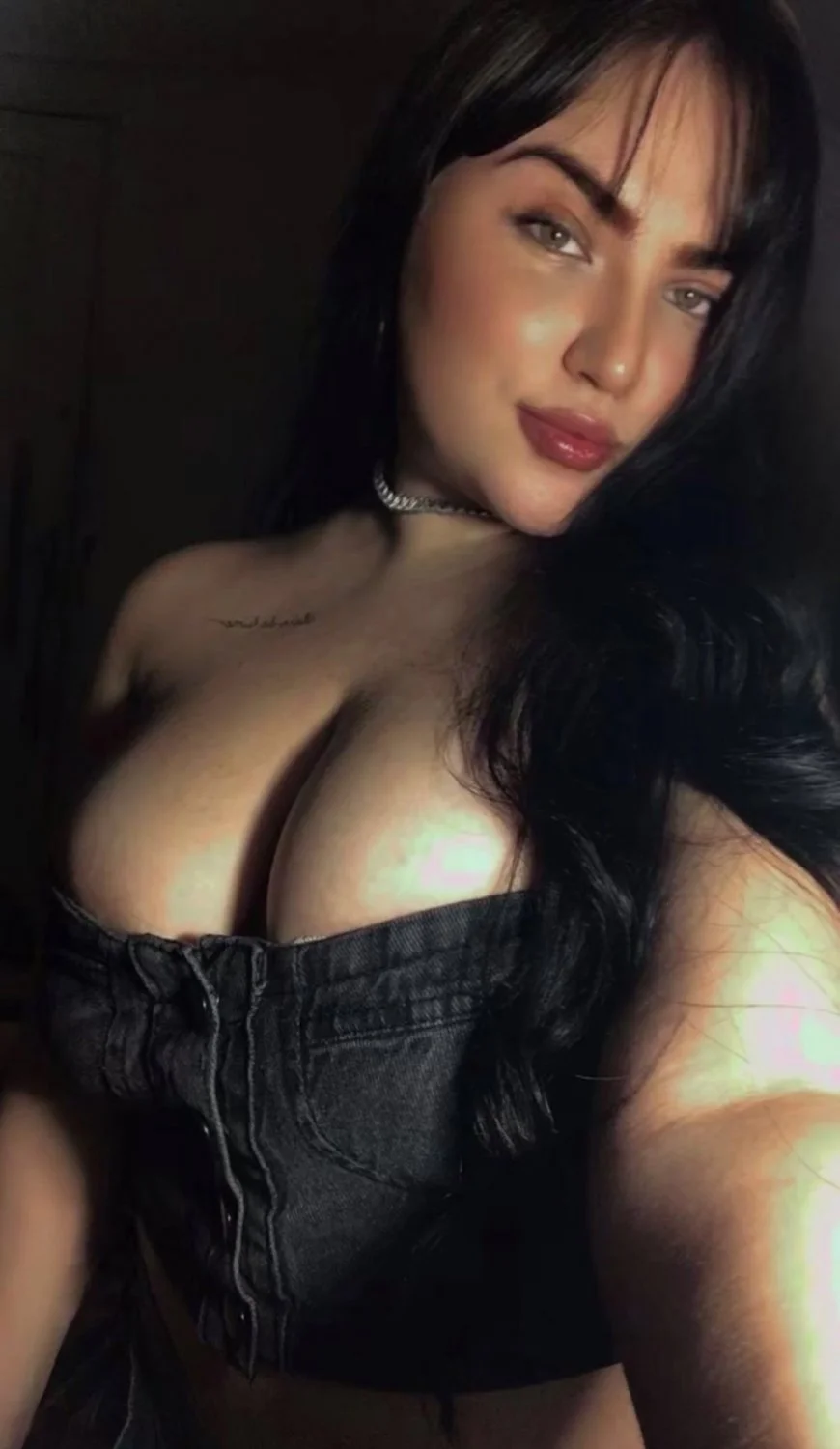 Morena safada rabuda dando de 4 vazada por inscrito! image 1