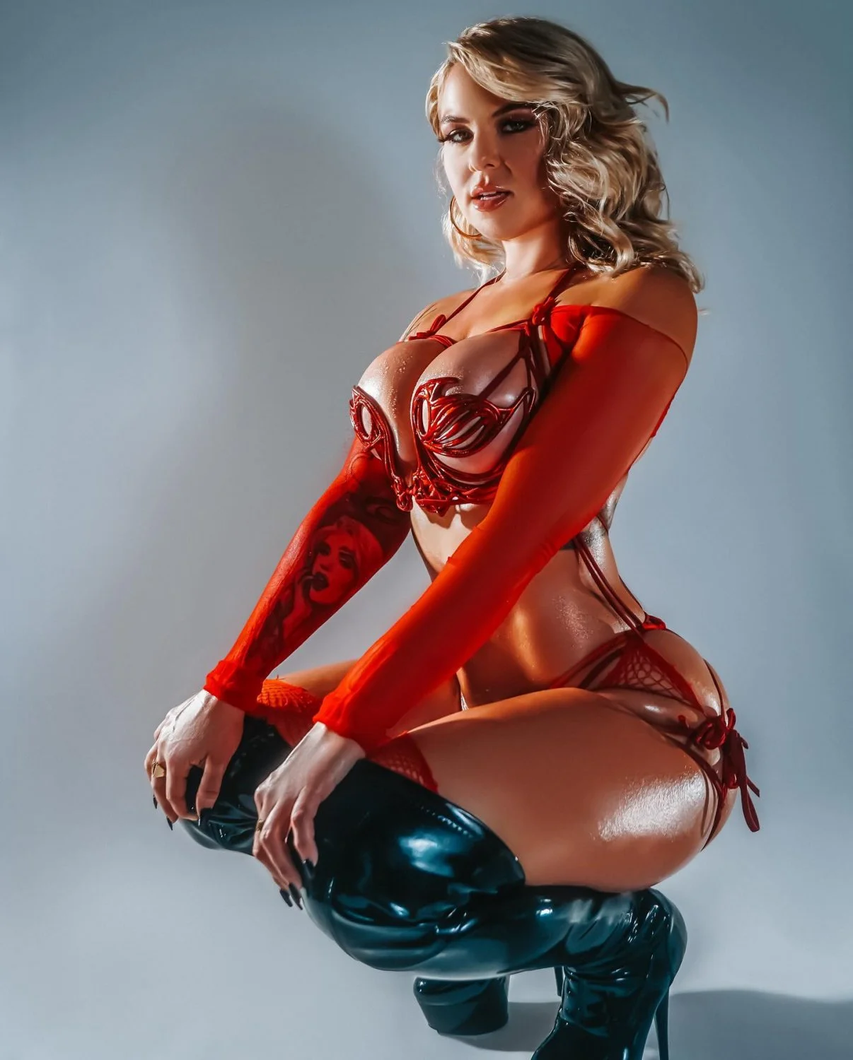 the☮️ motley ☮️monroe☮️. Doesn't even have to get nude. Damn look at her.... like industrial hotness image 16