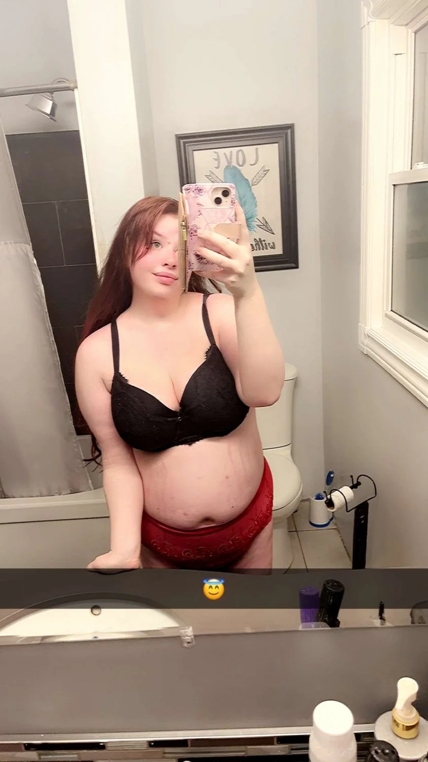 Gf gives footjob main image